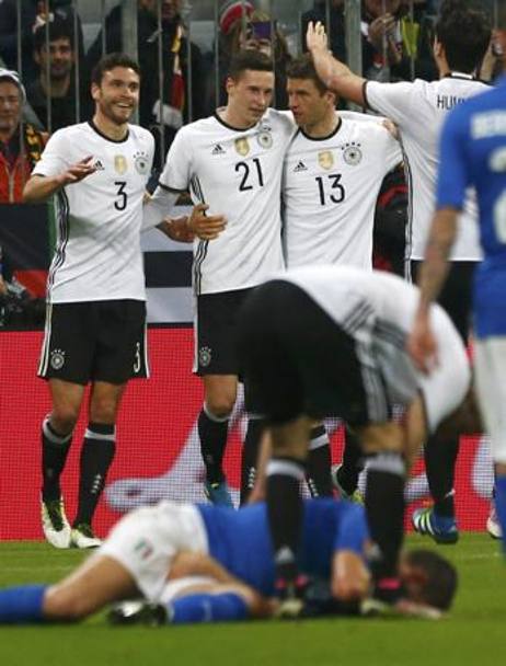 I tedeschi gioiscono mentre Bonucci  a terra sofferente: doloroso k.o. per lo juventino. Reuters